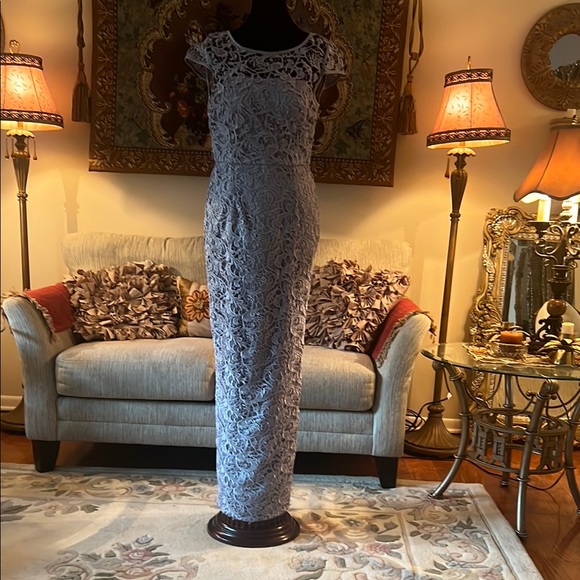 Elegant Lace Evening Gown - Picture 2 of 8